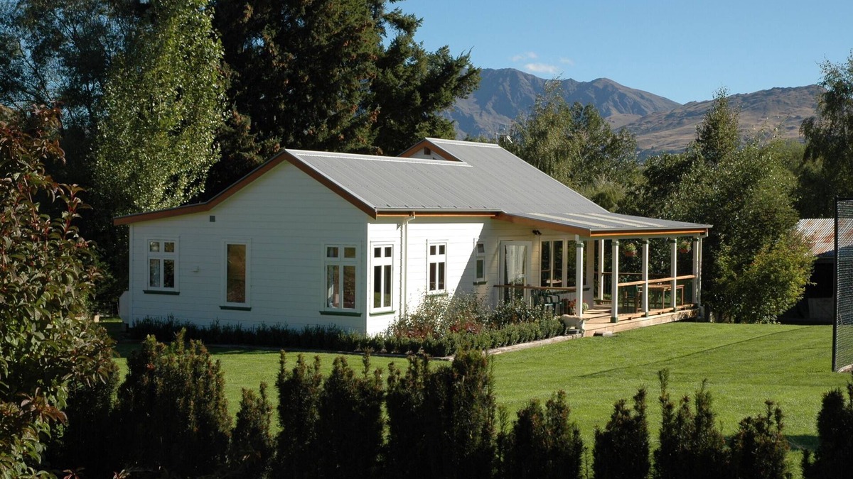 Speargrass Flat Cottage | Lovely Two-Bedroom Cottage below Coronet Peak
