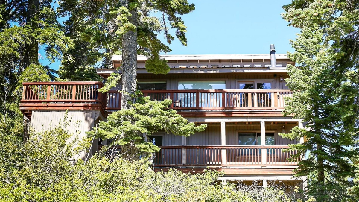 Bear Valley Cabin | Lovely updated cabin with views - sleeps 9 in Bear Valley with WiFi access