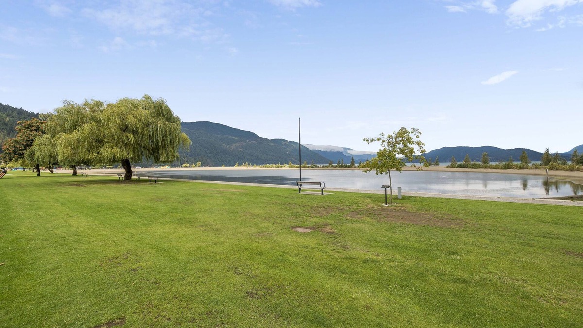 Harrison Hot Springs Apartment | Lovely waterfront studio with balcony.