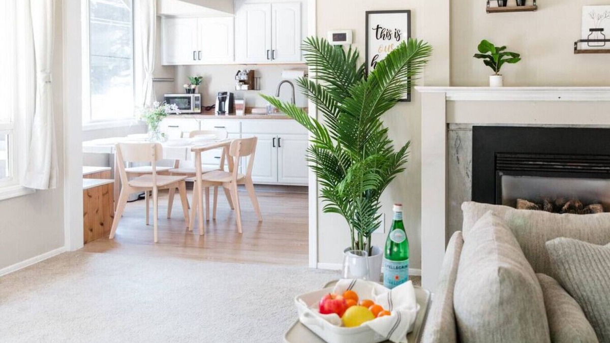 Juanita House | Lovely wooden home in urban walking to beach park
