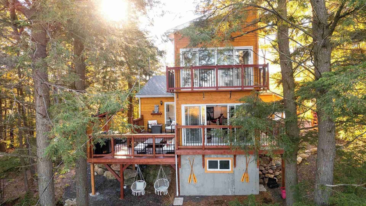 Pointe-au-Chene Ski Chalet | LoveNestChalet | Hot tub & Fireplace | Lake & Mountain