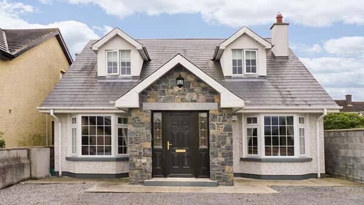 Kilkenny Cottage | LOVERS' LODGE, pet friendly in Kilkenny, County Kilkenny