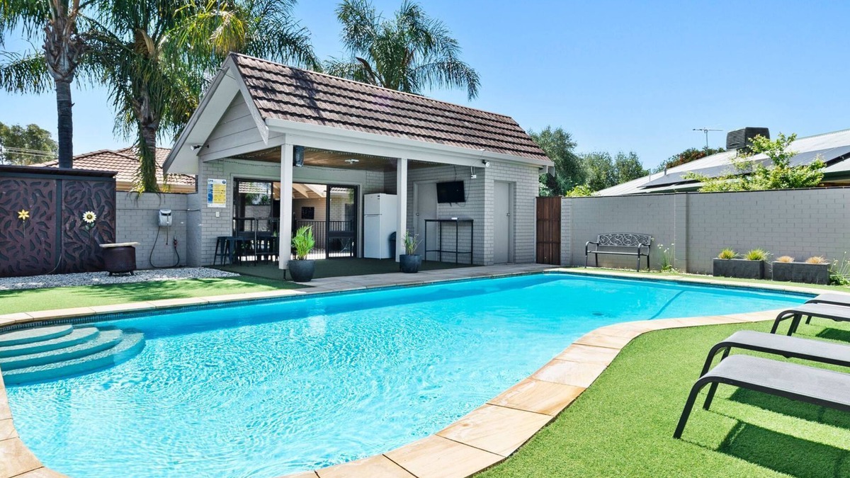 Mulwala House | Loves Lakehouse Pet friendly 5 bedroom house.