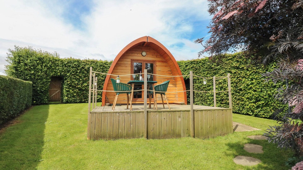 Northallerton Cottage | LOVESOME POD, romantic, with hot tub in Northallerton