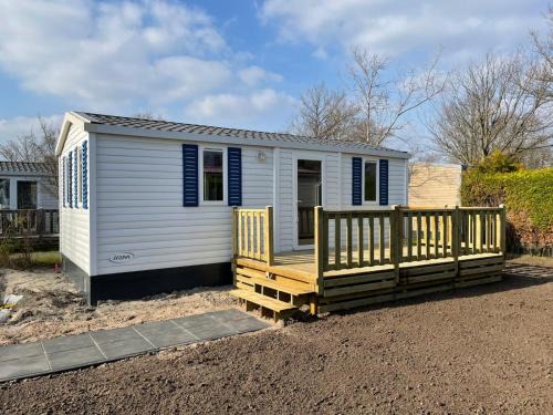 Lauwersoog Resort | Low Budget - Luxe 4 persoons chalet met TV aan het Lauwersmeer