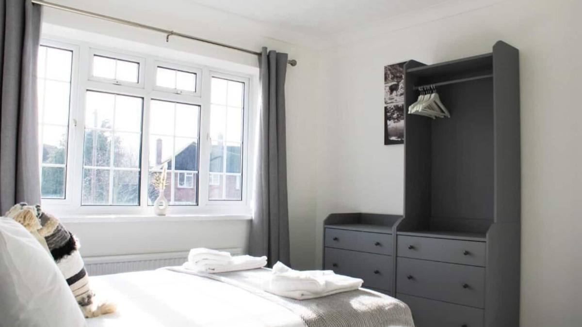 Maidenhead House | Low Cost, Fully Sanitised 5 Bed & Parking