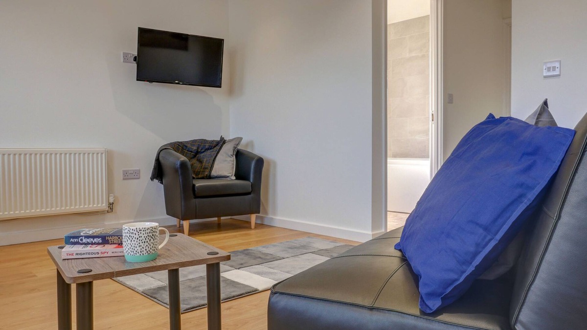 Didcot Apartment | Low Cost, Pet Friendly 4 Bed + Parking (03)