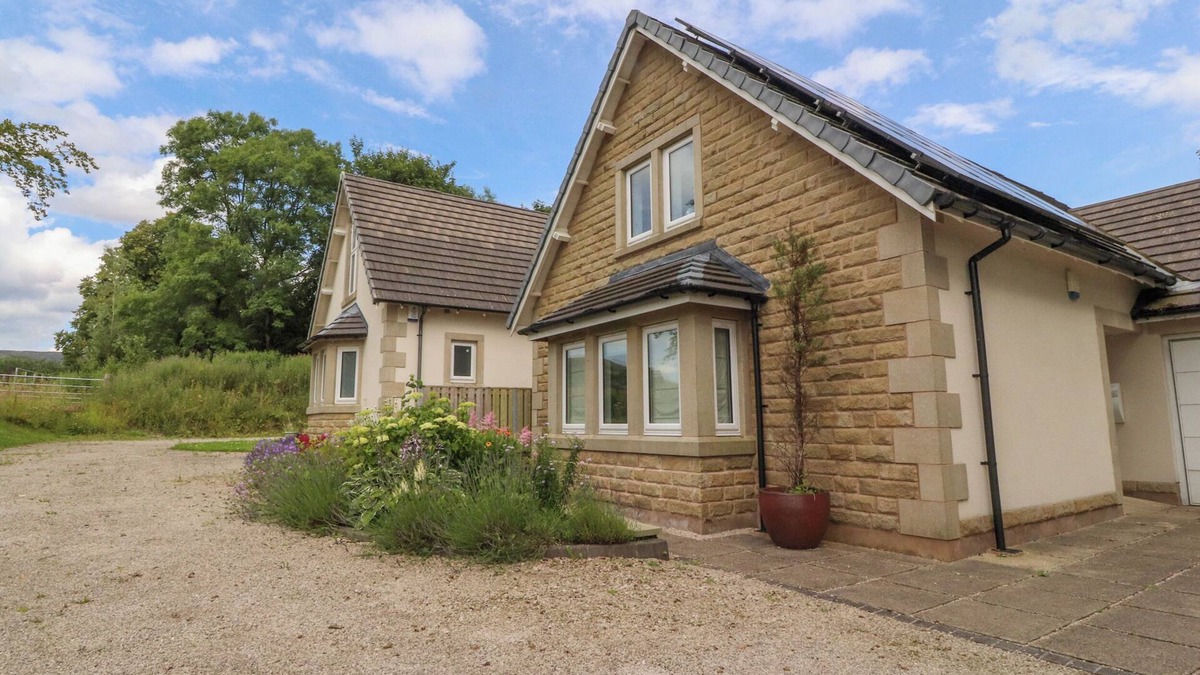 Chipping Cottage | LOW ORCHARD HOUSE, family friendly, with open fire in Chipping