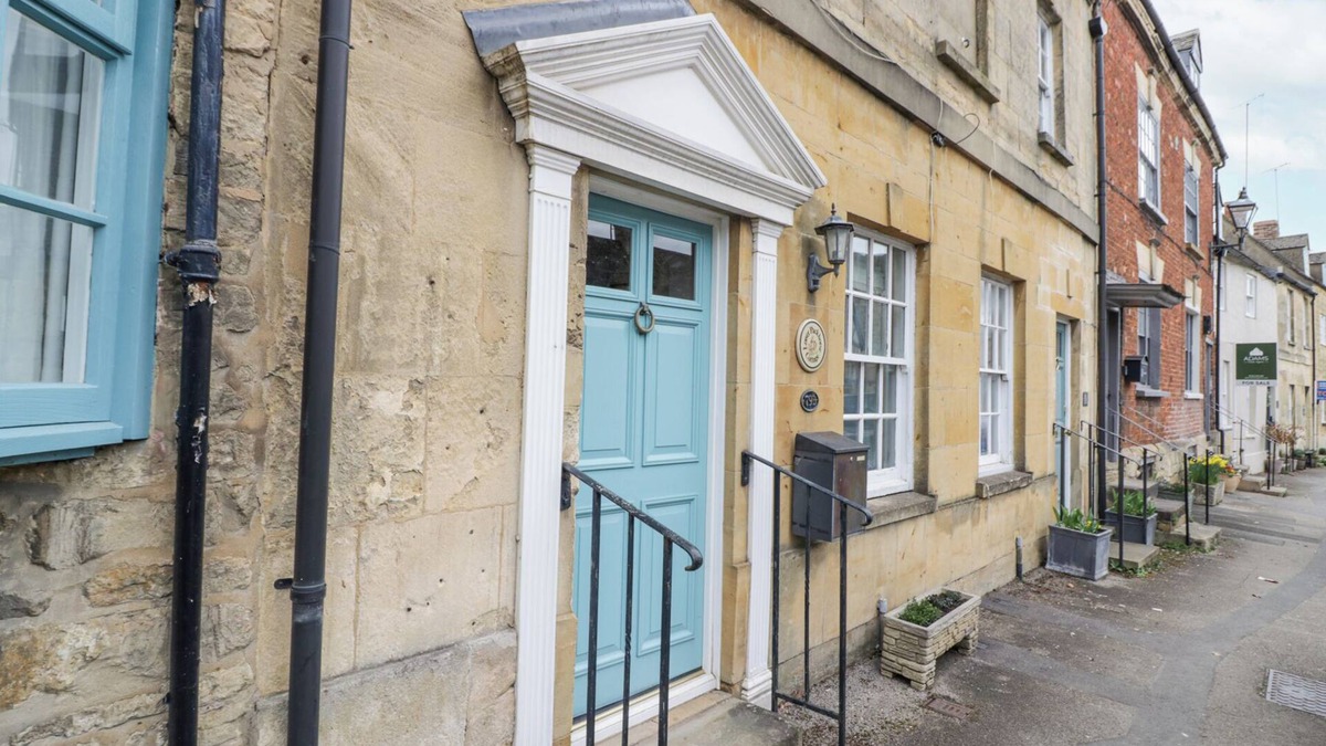 Winchcombe Cottage | LOWER PACK HORSE COTTAGE, family friendly in Winchcombe