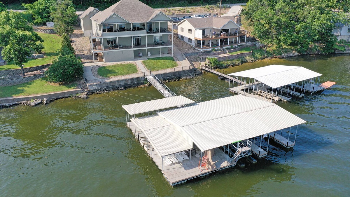 Roach House | LOZ Family Fun Lakefront Vacation Home #9, 7bdr, 4 baths, sleeps 27