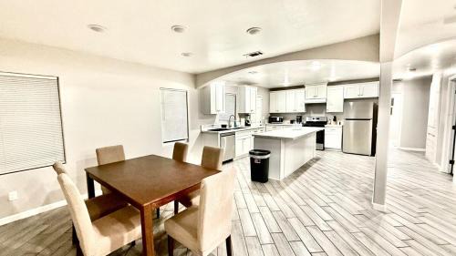 Baker Street House | LRG 1600sqft 4room 2 bath in a quiet neighborhood