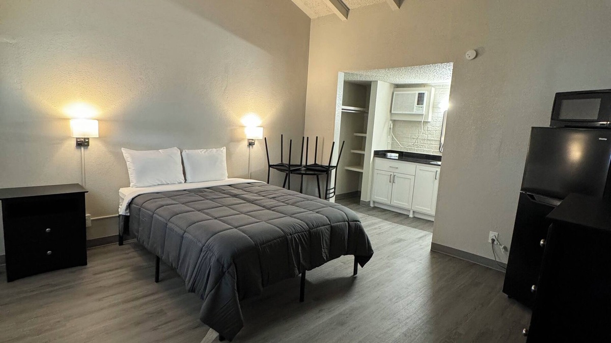 Tulsa Apartment | LTA Suites Brookside