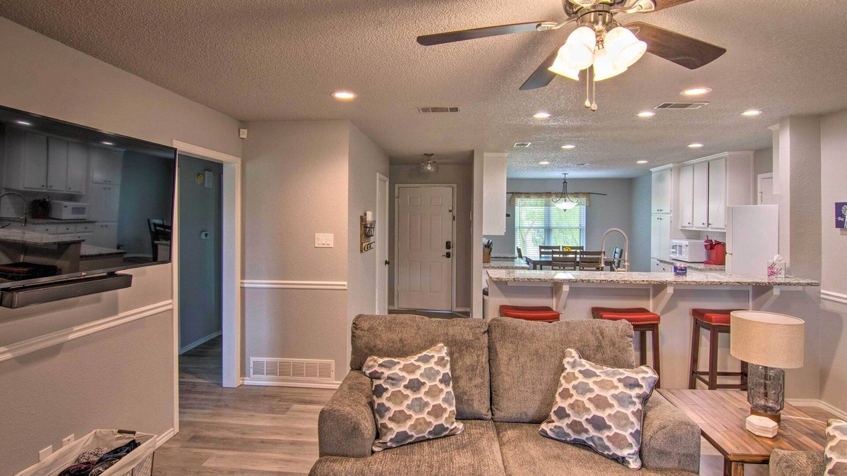 Lubbock Cottage | Lubbock Home w/ Backyard - 6 Mi to Texas Tech