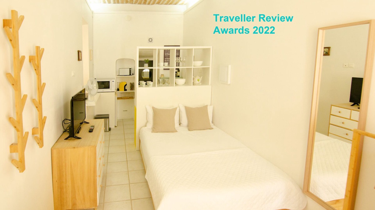 Lauris Apartment | Luberon - Elegant Private/Privé Studio with aircon/clim - free wifi