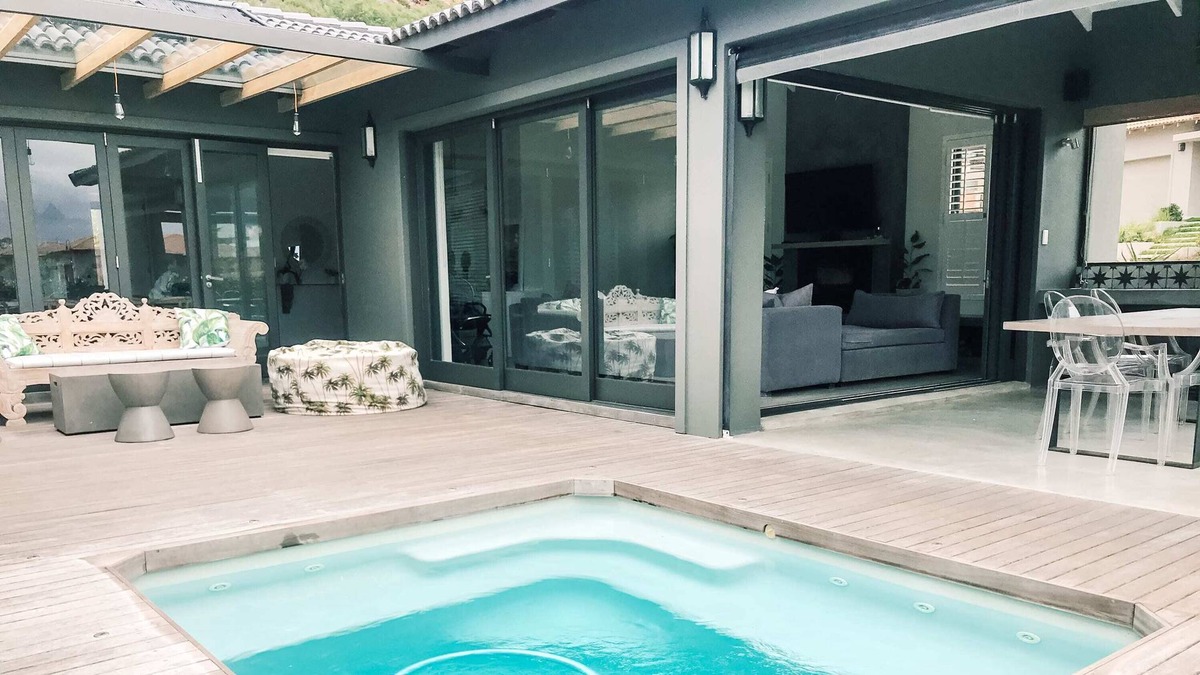 Plettenberg Bay Apartment | Luciano's Upmarket Family Home - Close to Beach - Private Pool
