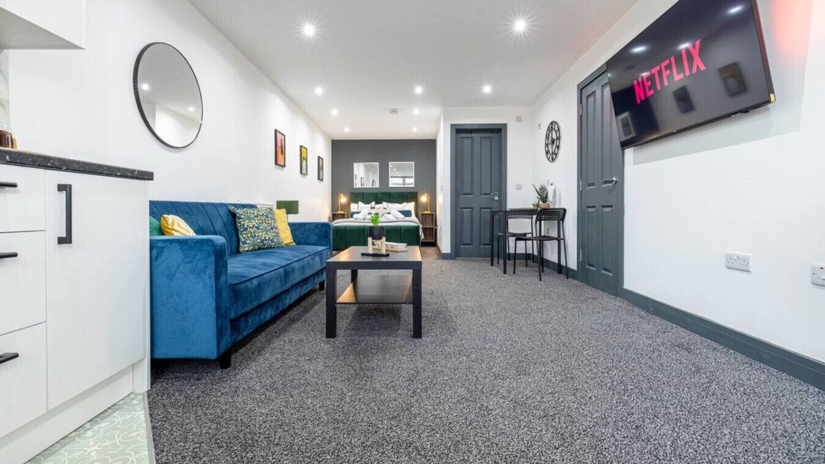 Cradley Apartment | Lucky Find! Apartment Smart Tv Parking Kitchen