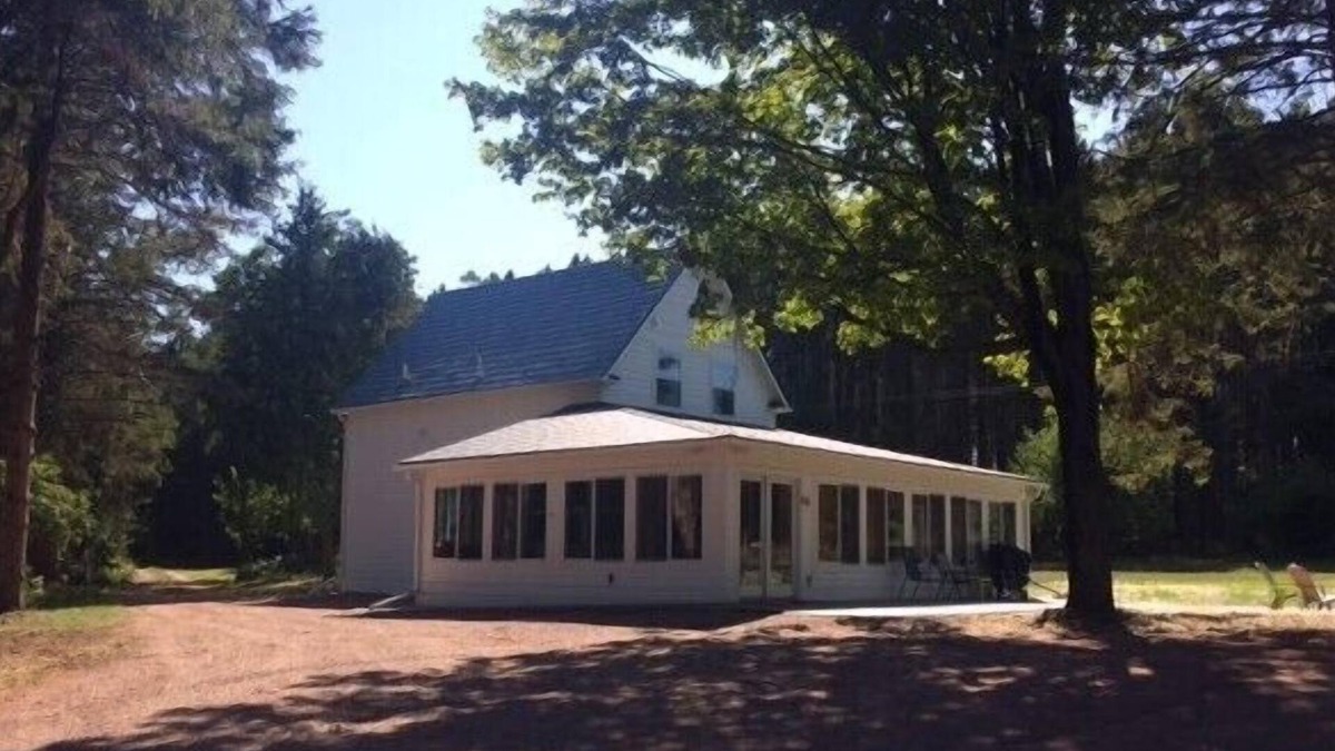 La Pointe House | Lucy`s Farm House - Beautiful Property with over 250 Feet of Sand Beach!