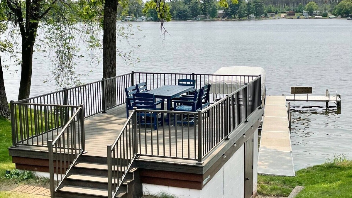 Chetek House | Luda’s Lakeshore Retreat: Newly renovated. Boathouse deck, private dock & slip