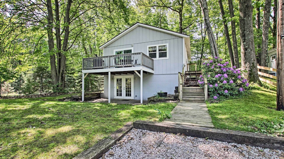 Ludington Cottage | Ludington Cottage w/Deck, Yard & Fire Pit!