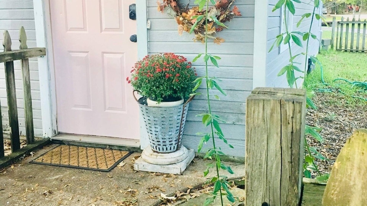 Lufkin House | LUFKIN PINK DOOR GUEST HAUS