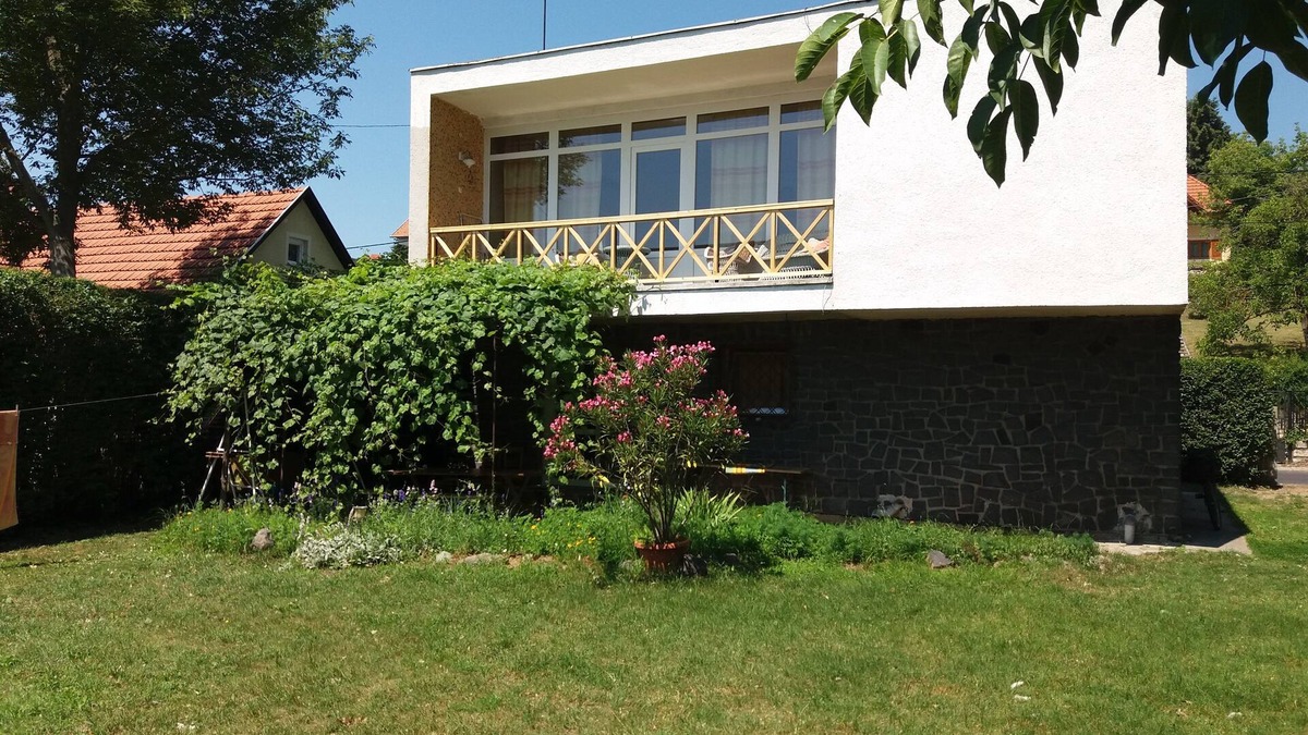 Badacsonytomaj Apartment | Lugas Panorama 3-bedroom apartment in charming Badacsonytomaj with AC, WiFi