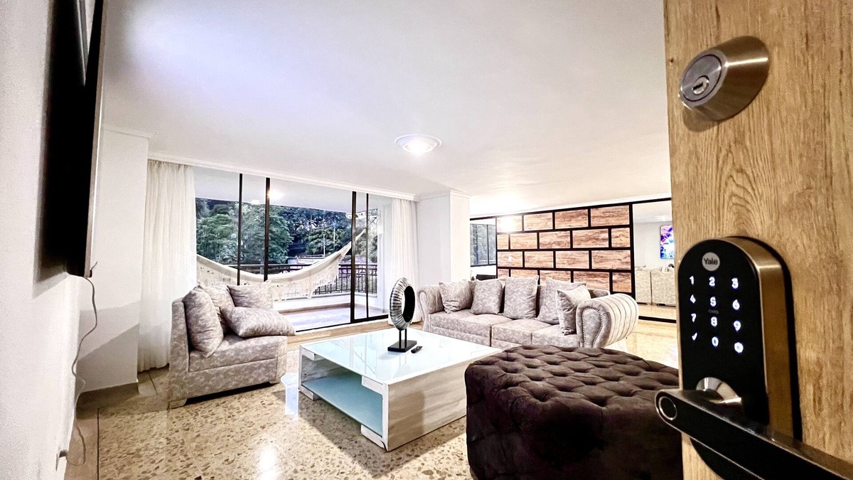 Los Naranjos Apartment | Lujoso, Amplio Apto en el Barrio más Seguro y Lindo de Medellín