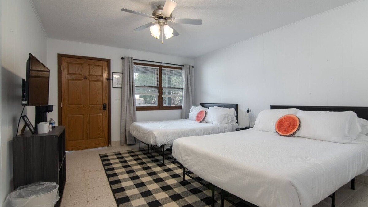Balsam Lake Hotel | Lumber Jill Lodge #16 – Two Queen Room