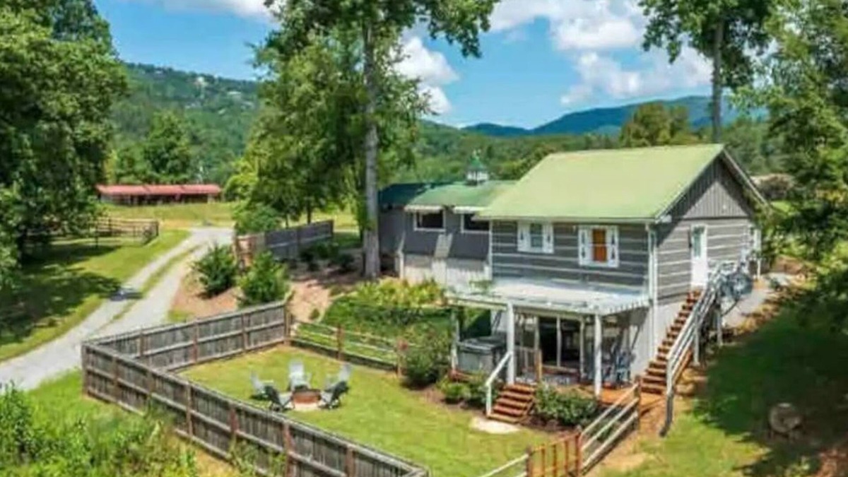 Sevierville Cabin | Lumberjack Family Retreat I Putt Putt I Pool Table I Darts I Hot Tub I Firepit