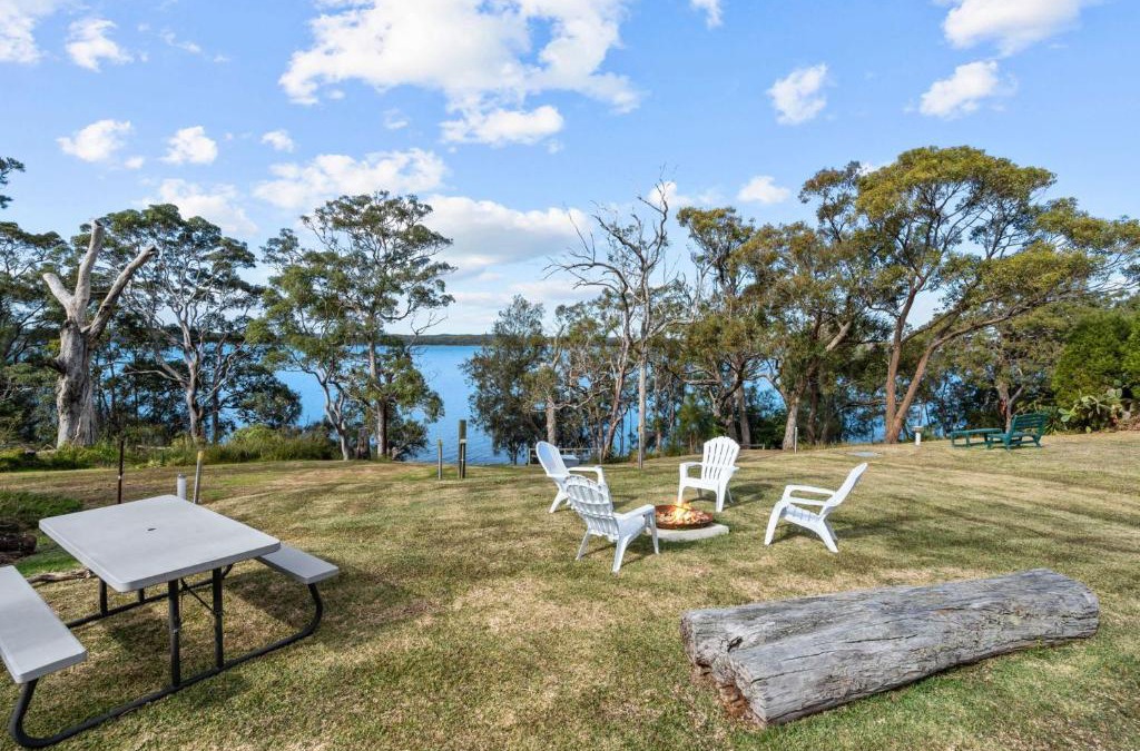 Silverwater House | Luminara Lago 6br Waterfront Retreat with Pool at Silverwater