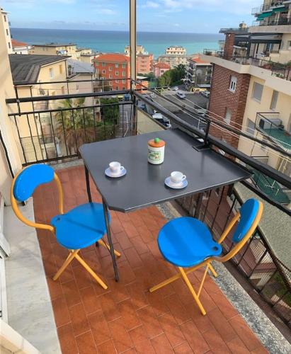 Varazze Apartment | Luminoso alloggio vista mare, comodo alla spiaggia