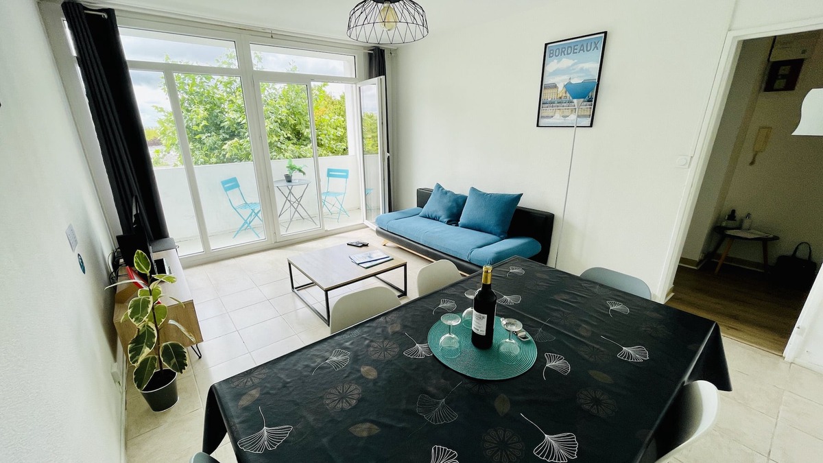 Cenon Apartment | luminous apartment with parking near the city center