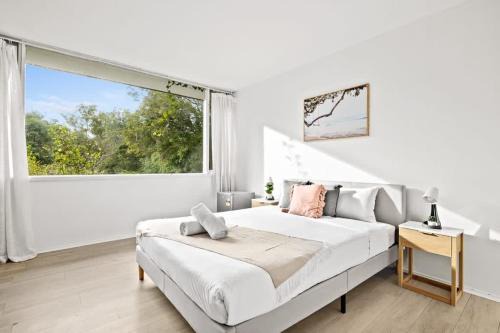 Pymble House | Luminous Ensuite Queen Room - Centrally Located