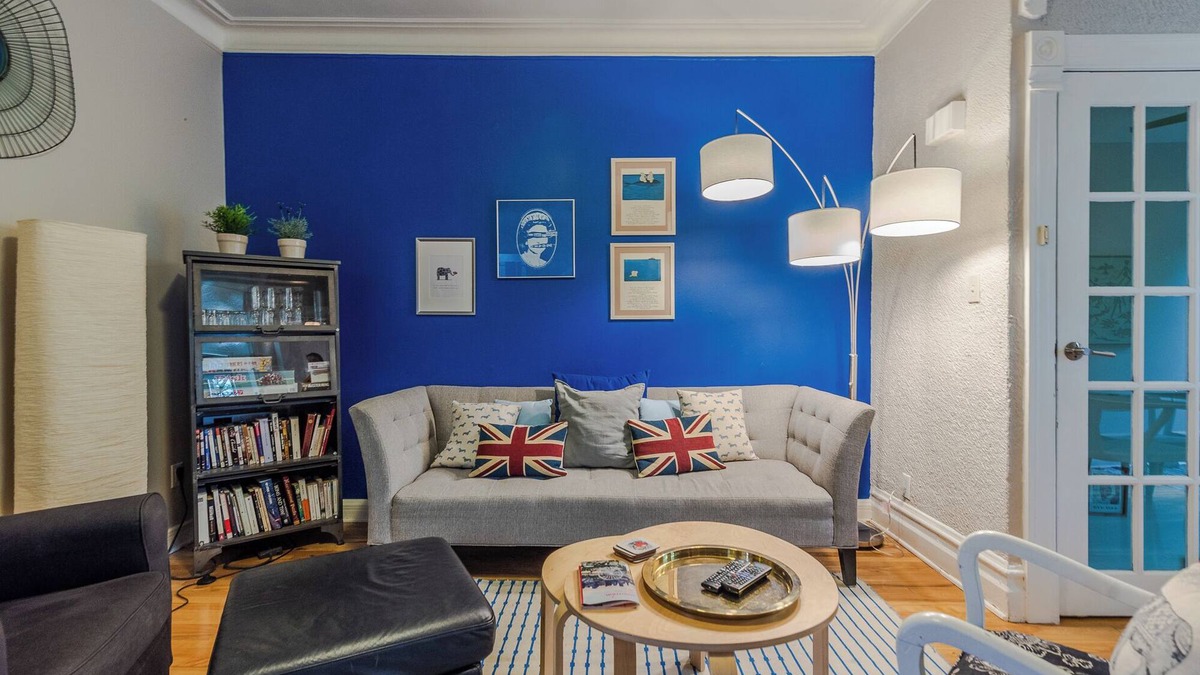 La Petite-Patrie Apartment | Luminous Skylight 2BR Apartment near Jean-Talon Market. Your pet is welcome!