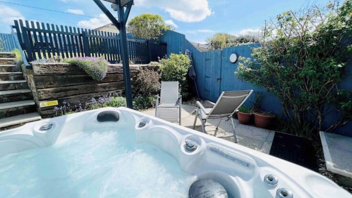 Buckleigh House | Lundy Lookout! Hot Tub. Minutes Drive to Beach