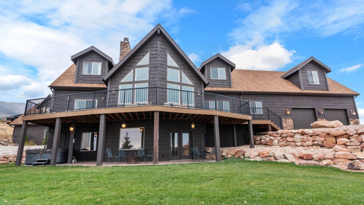 Fish Haven House | Lunt Lodge - 44 People and Theater!