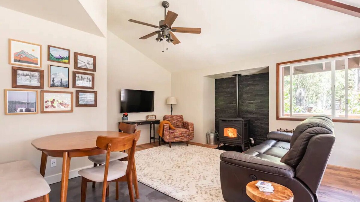 Mount Hood Village House | Lupine Glen: Community Pool, Wifi, Fire, Deck!