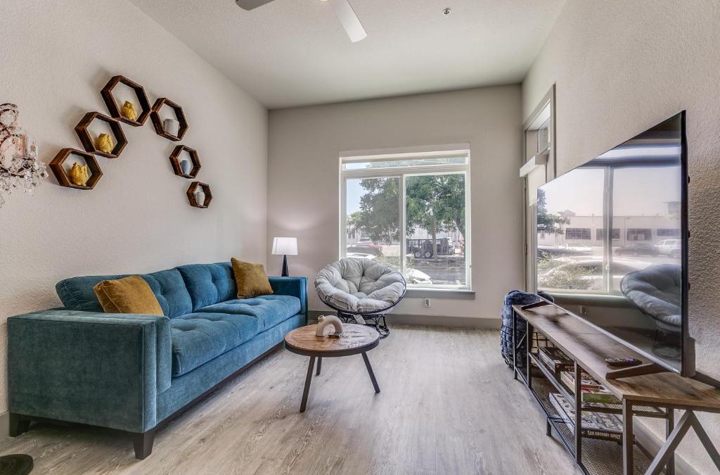 Downtown San Antonio Apartment | Lush Downtown Condo on RiverWalk w King Ste, Free Parking, Pet Friendly, Centrally Located on Riverwalk