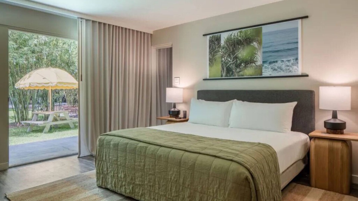 Historic Kailua Village House | Lush Garden Retreat l Pool, Urban Bikes & Curated Island Experiences