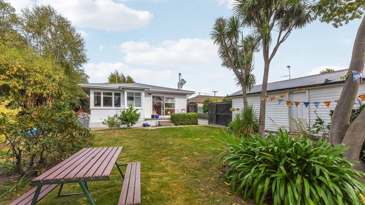 Blenheim House | Lush Oasis - Blenheim Holiday Home