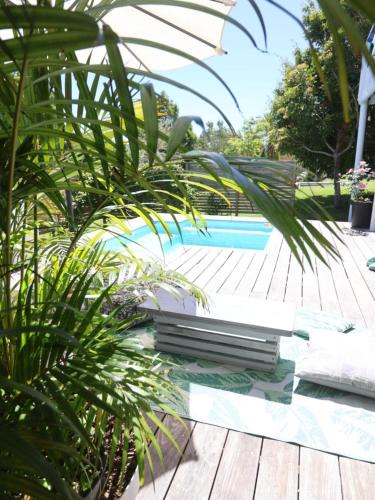 Hunter's Home House | Lush Spacious Family Home between Beach & Town