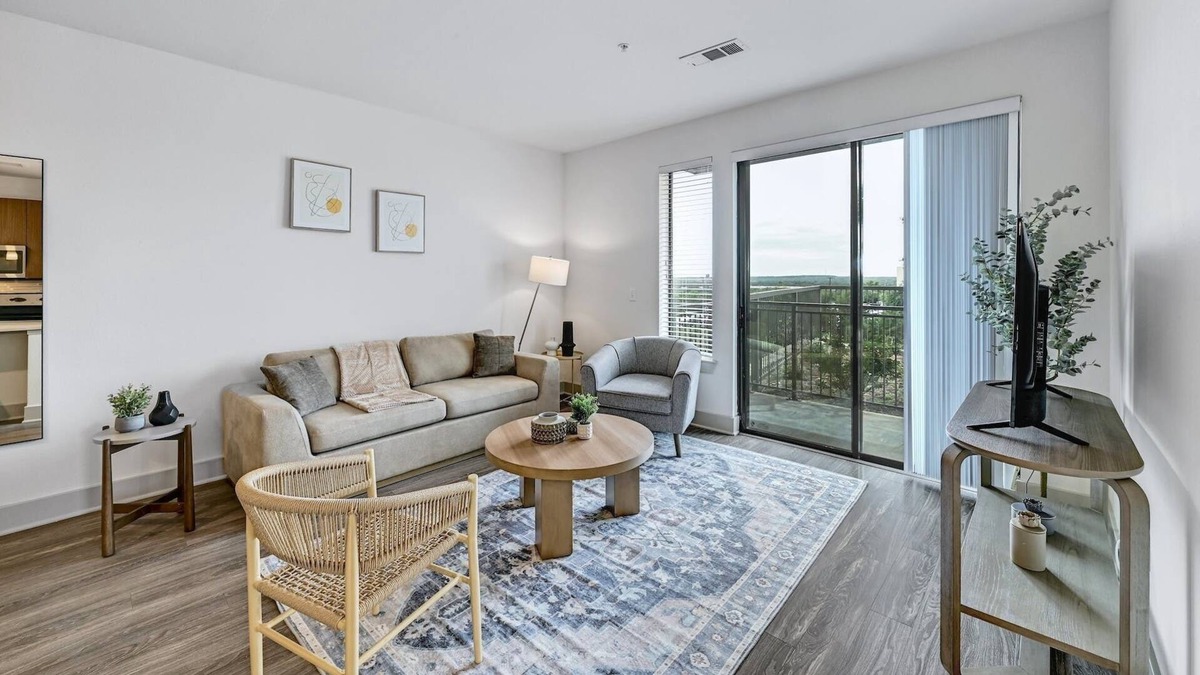 West Oak Hill Apartment | Lux 2Bed/2Bath Apt + King Bed + 1G WiFi