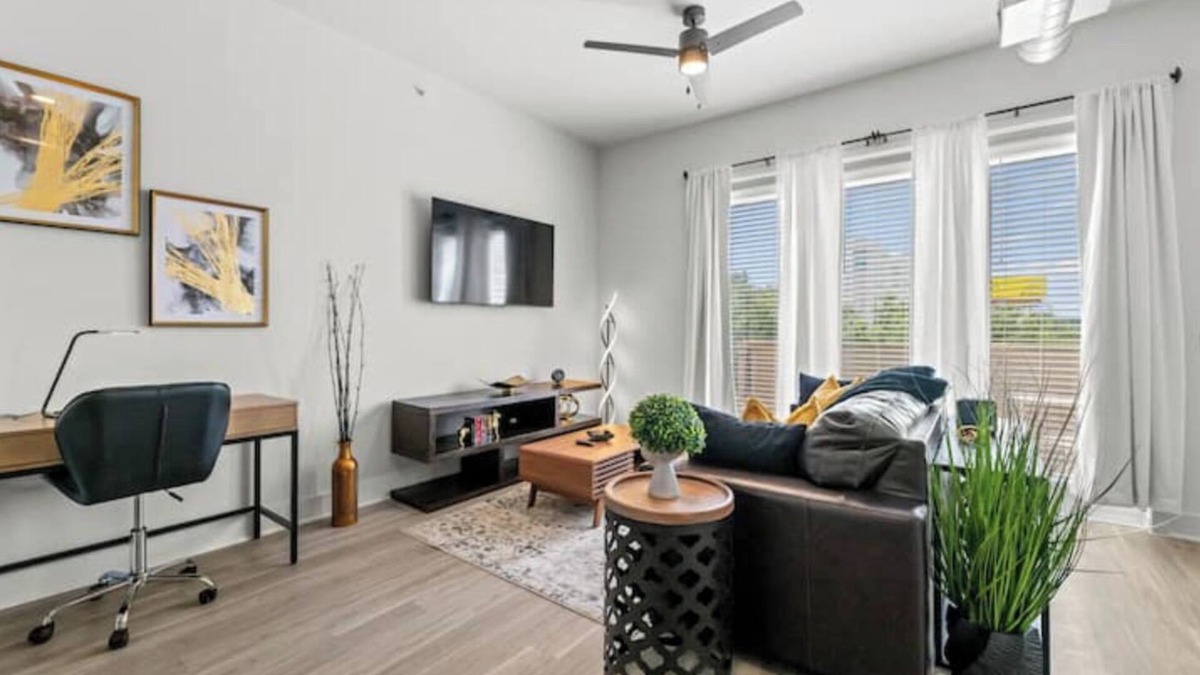 Dallas Design District Apartment | Lux 2Bed Studio Prime Location Pool Gym