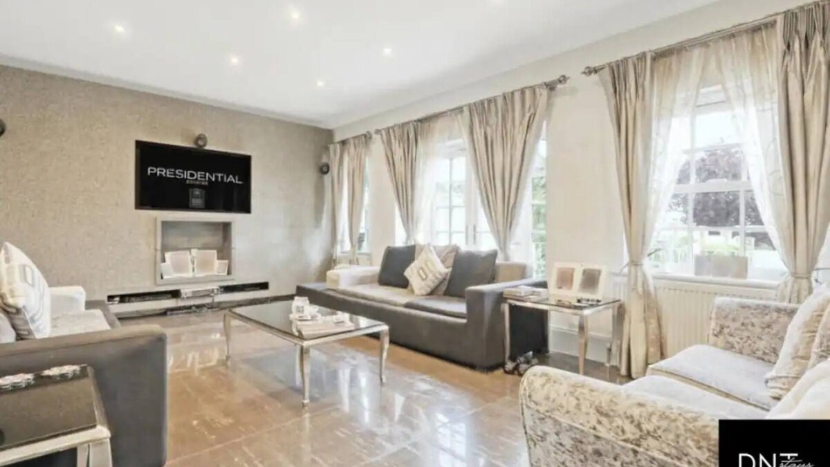 Redbridge House | Lux 7BR Chigwell House & Garden