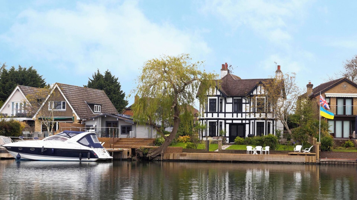 Wraysbury House | Lux 8Br Thamesfront Villa w/Yacht & Sauna