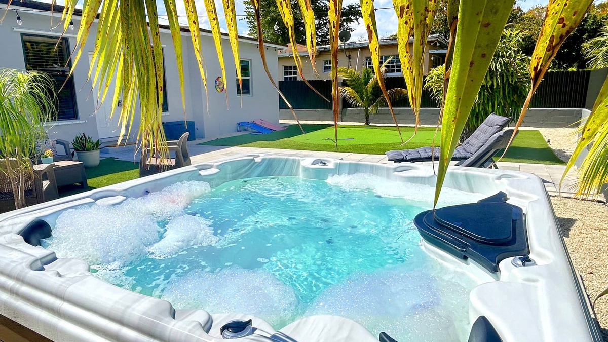Liberty City House | Lux, Comfy & Fun ~ Location ~ Backyard ~ Games!