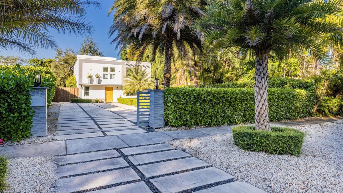 El Portal House | Lux gated and amazingly landscaped NEW Villa 4 bedrooms