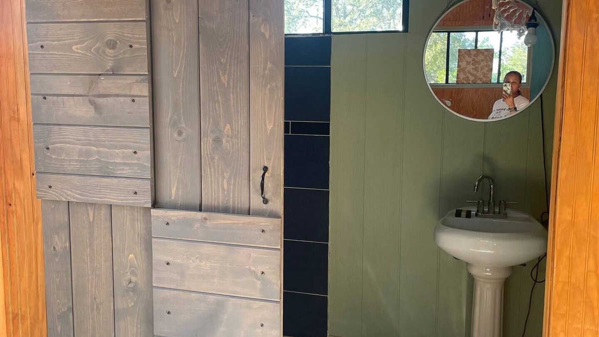 Dripping Springs Bed & Breakfast | Lux Glamping Stargazing EnSuite walk/bike to downtwn, wineries, food, and shops.
