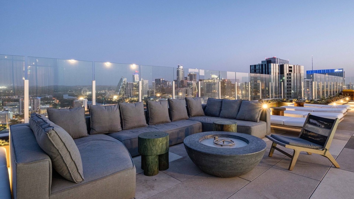 Rainey Street Historic District Condo | Lux Group Stay | Rooftop Pool | #1 Stay on Rainey