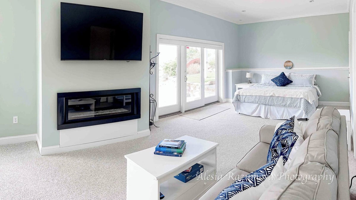 Hull Apartment | Lux KING Bed, Fireplace w/ Patio — 5 min from the beach!
