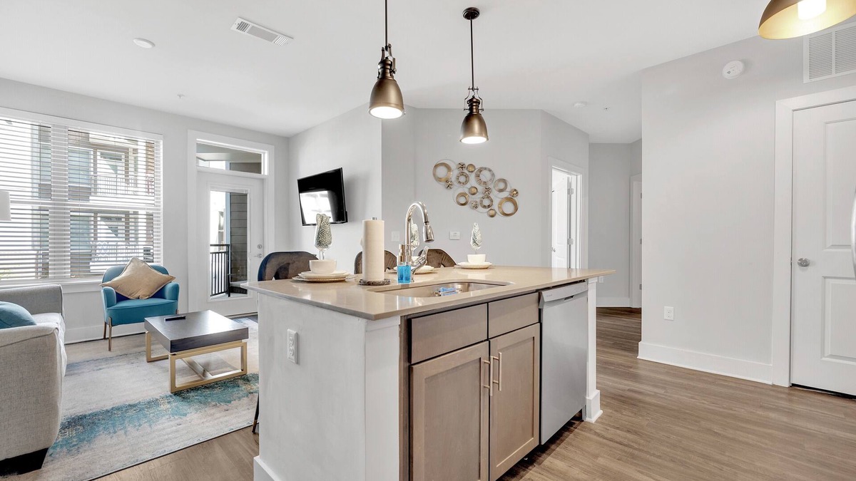 Villa Heights Apartment | LUX KING+QUEEN beds*NoDa/Uptown*walk to dine & ent